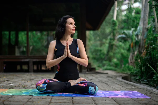 Yoga practice and meditation in nature. Woman practicing near river — 스톡 사진
