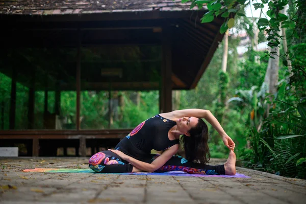 Yoga practice and meditation in nature. Woman practicing near river — 스톡 사진