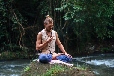 Tecavüz seremonisi ve doğada meditasyon. Şamanik gelenek