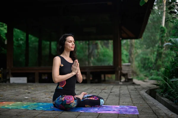 Pratique du yoga et méditation dans la nature. Femme pratiquant près de la rivière — Photo