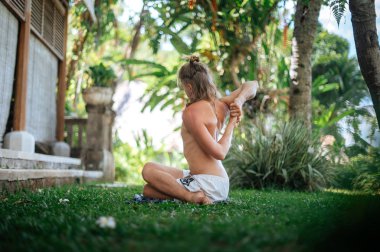 Erkek, dışarıda yoga ve meditasyon pratiği yapıyor.