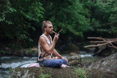 Tecavüz seremonisi ve doğada meditasyon. Şamanik gelenek
