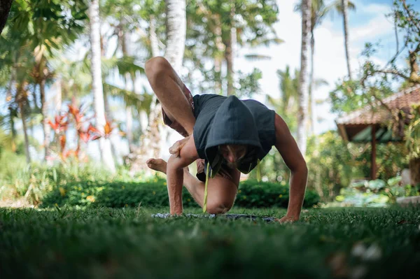 Pratica dell'uomo Yoga pratica e meditazione all'aperto — Foto Stock