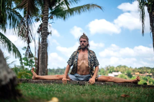 De mens beoefent Yoga oefening en meditatie buiten — Stockfoto