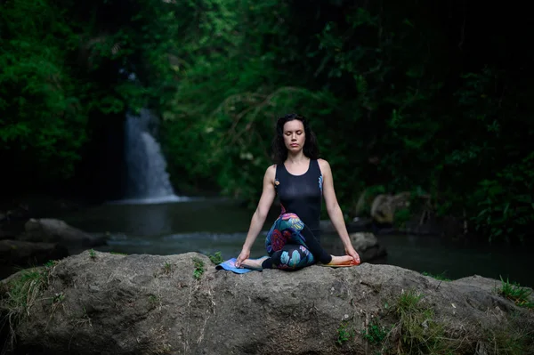 Yoga beoefening en meditatie in de natuur. Vrouw in de buurt van rivier — Stockfoto