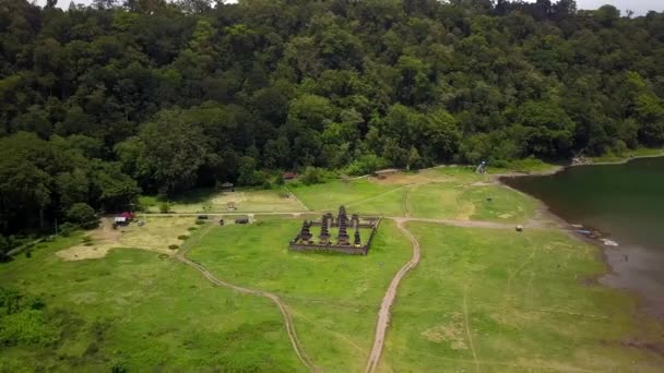 Drone vista sobre Temple no lago Tamblingan, Bali, Indonésia — Vídeo de Stock