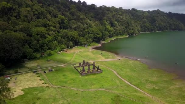 タンブリン湖、バリ、インドネシアの寺院のドローンビュー — ストック動画