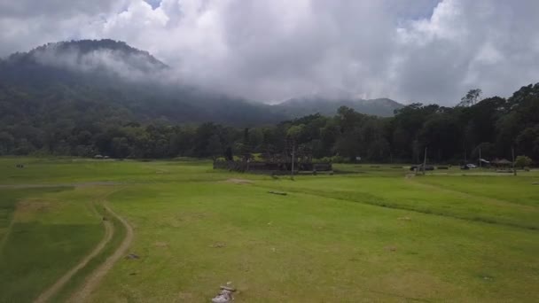 Widok drona na jezioro Tamblingan, Bali, Indonezja — Wideo stockowe