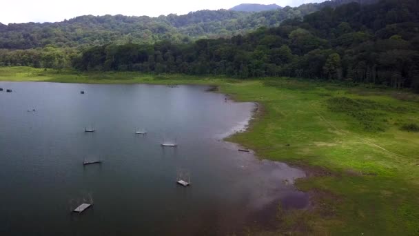 Vista dramática del lago Tamblingan, Bali, Indonesia — Vídeo de stock