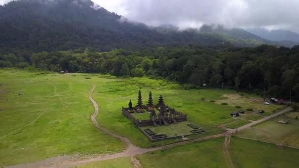 タンブリン湖、バリ、インドネシアの寺院のドローンビュー — ストック動画