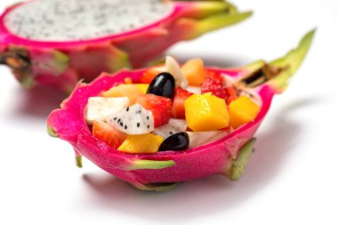 Çeşitli malzemelerden yapılmış meyve salatası.
