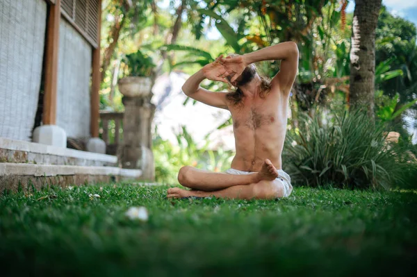 Pratica dell'uomo Yoga pratica e meditazione all'aperto — Foto Stock