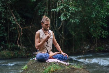 Tecavüz seremonisi ve doğada meditasyon. Şamanik gelenek