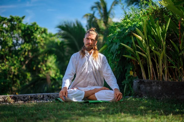 Практика йоги и медитации на открытом воздухе — стоковое фото