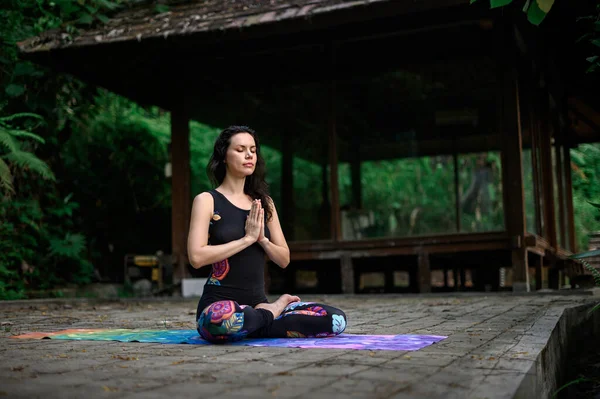 Yoga practice and meditation in nature. Woman practicing near river — 스톡 사진