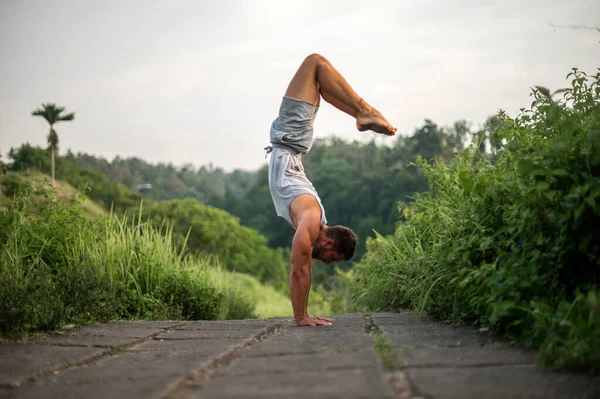 Férfi gyakorlat jóga gyakorlat és meditáció szabadtéren. — Stock Fotó
