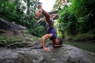 Erkek, dışarıda yoga ve meditasyon pratiği yapıyor.