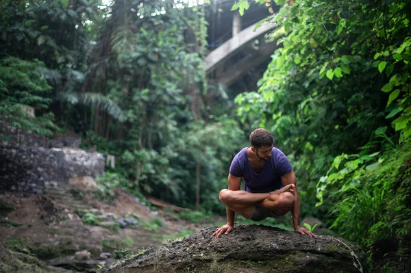 De mens beoefent Yoga oefening en meditatie buiten — Stockfoto