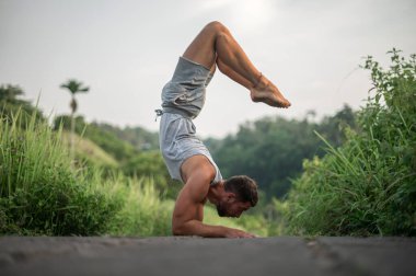 Erkek, dışarıda yoga ve meditasyon pratiği yapıyor.