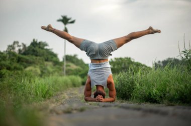 Erkek, dışarıda yoga ve meditasyon pratiği yapıyor.