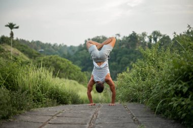 Erkek, dışarıda yoga ve meditasyon pratiği yapıyor.