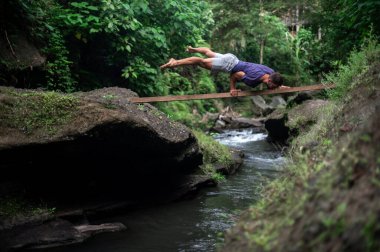 Erkek, dışarıda yoga ve meditasyon pratiği yapıyor.