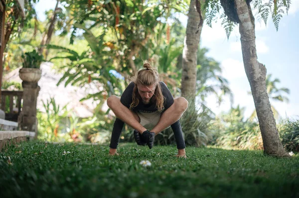 Pratica dell'uomo Yoga pratica e meditazione all'aperto — Foto Stock