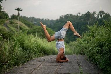 Erkek, dışarıda yoga ve meditasyon pratiği yapıyor.