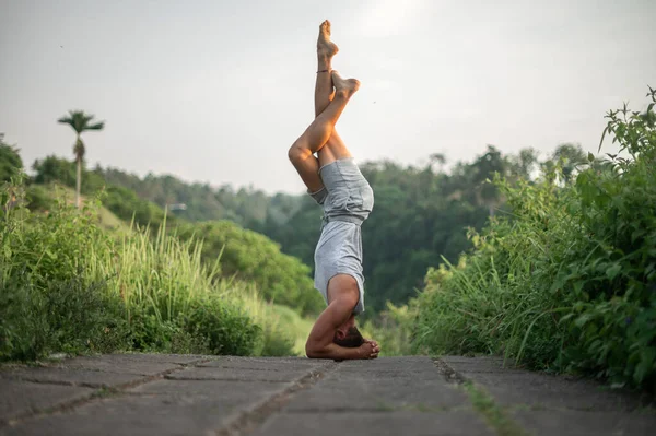 Muž praxe jóga praxe a meditace venku — Stock fotografie