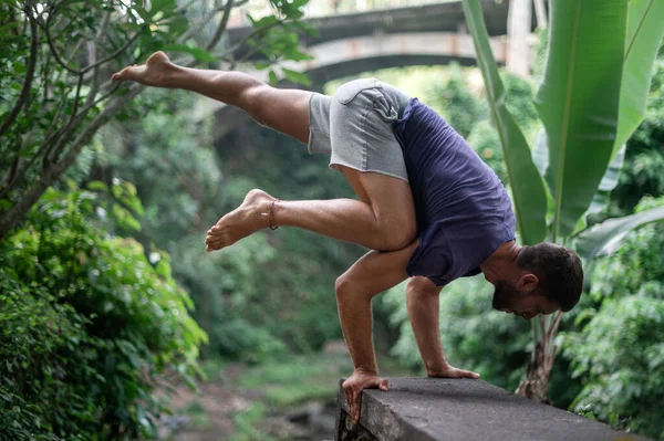 De mens beoefent Yoga oefening en meditatie buiten — Stockfoto