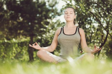 Genç Kız parkta yoga yaparken