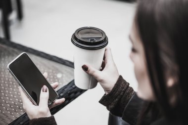 kadın kahve içme smartphone ile.