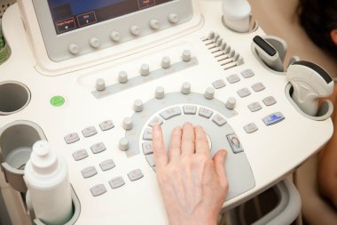Doktor ultrason sınava gerçekleştirme