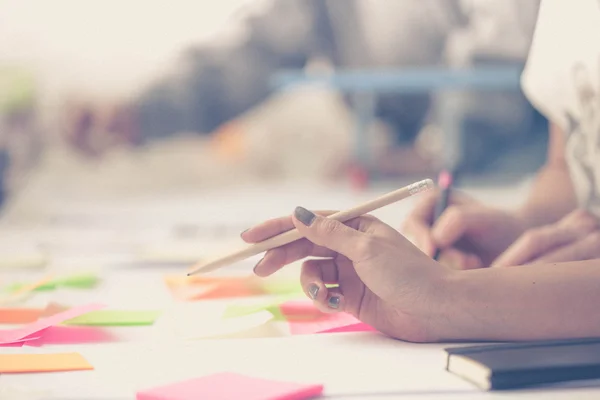 Eller. Takım çalışması. Tasarım düşünme. Başlangıç