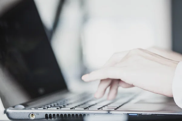 Mãos femininas digitando em um laptop — Fotografia de Stock