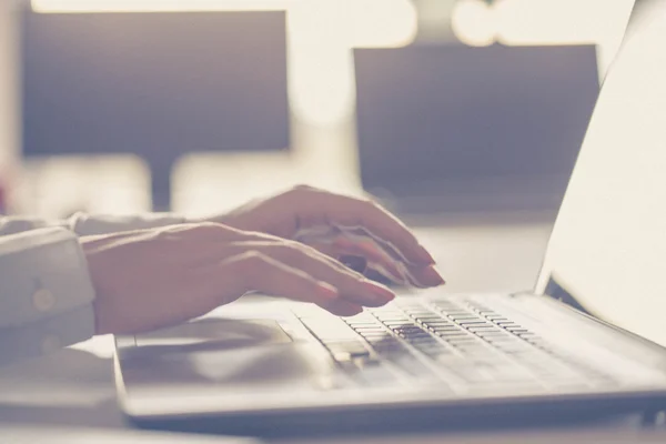 Mãos femininas digitando em um laptop — Fotografia de Stock