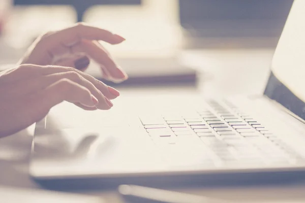 Mãos femininas digitando em um laptop — Fotografia de Stock