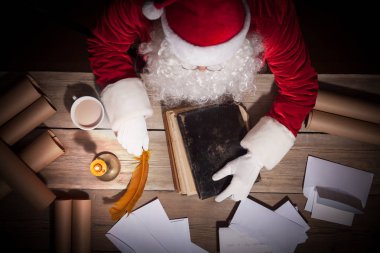 Noel Baba onun Oda ve çalışma masasında oturan