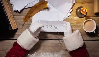 Noel Baba çocuk onun Oda ve okuma Noel mektup masada oturan