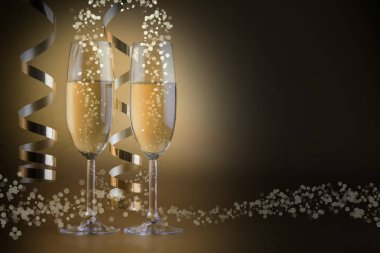 İki şampanya bardağı, altın bokeh arka plan üzerinde