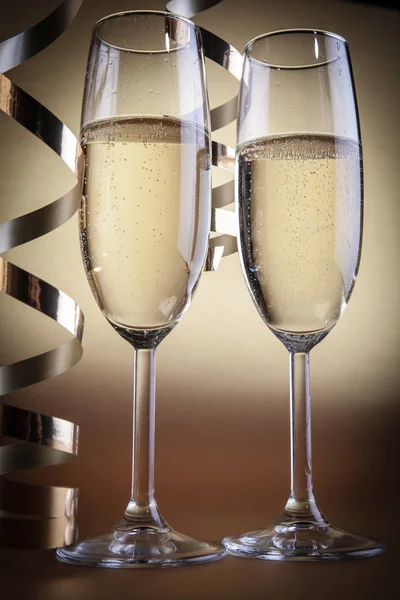 Dos copas de champán, sobre fondo dorado — Foto de Stock
