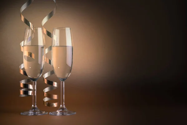 Twee champagneglazen, op gouden achtergrond — Stockfoto