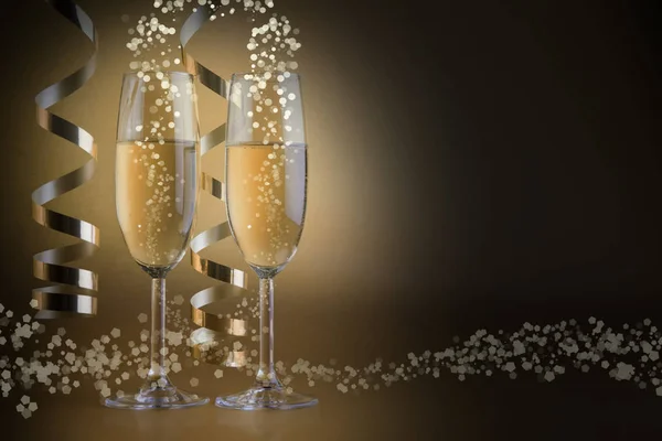 两只香槟玻璃杯，金黄散景背景 — 图库照片