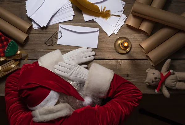 Weihnachtsmann schläft nach schwerem Tag — Stockfoto