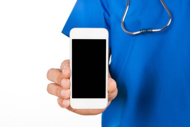 Steteskobu olan doktor beyaz arkaplanda izole edilmiş.