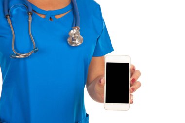 Steteskobu olan doktor beyaz arkaplanda izole edilmiş.