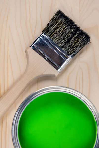 Secchio di vernice su uno sfondo di legno — Foto Stock