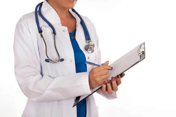 Médico com estetoscópio isolado em fundo branco — Fotografia de Stock