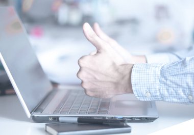 Evde çalışan dizüstü adamla