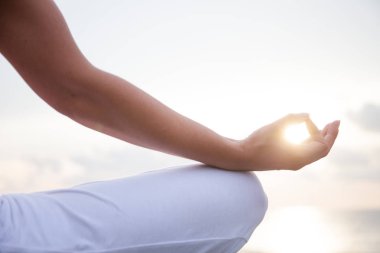 Bir yoga poz Sahilde meditasyon kadın